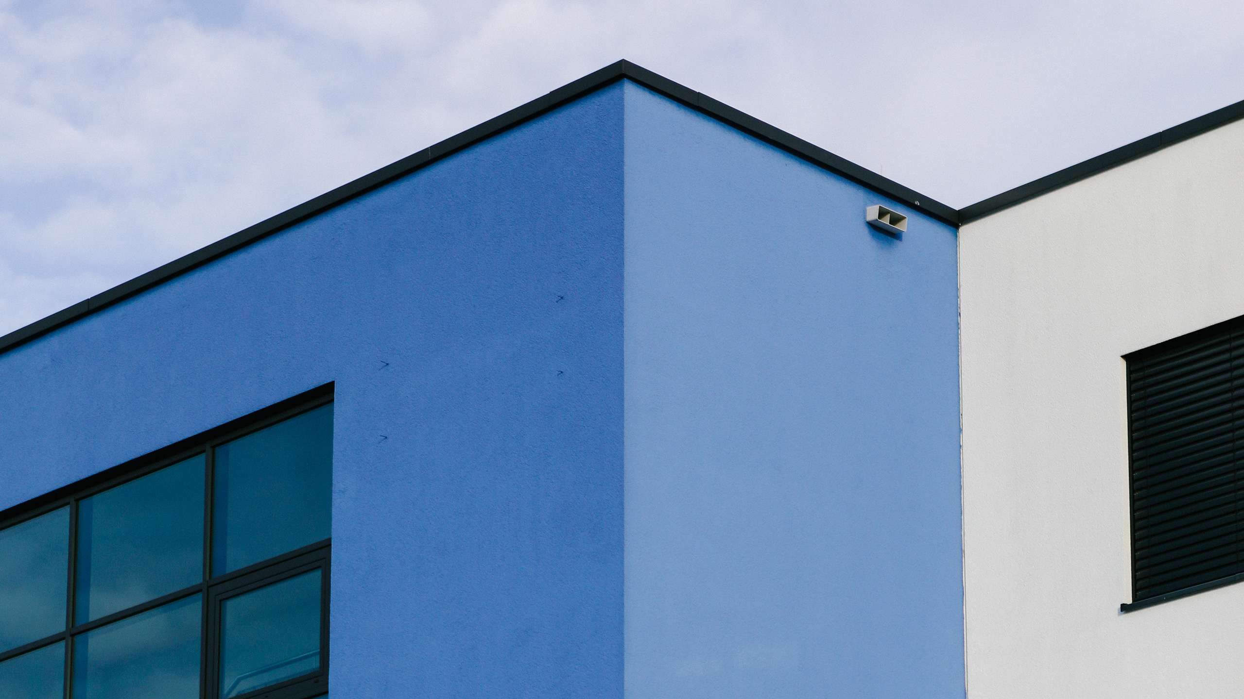 Ein Blick auf ein blau-weißes Gebäude des PAPP Standort Ginsheim-Gustavsburg.
