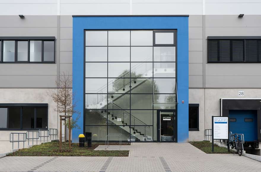 A view of the PAPP Logistics building in Ginsheim-Gustavsburg. The staircase is located behind the window front of the blue part of the building.